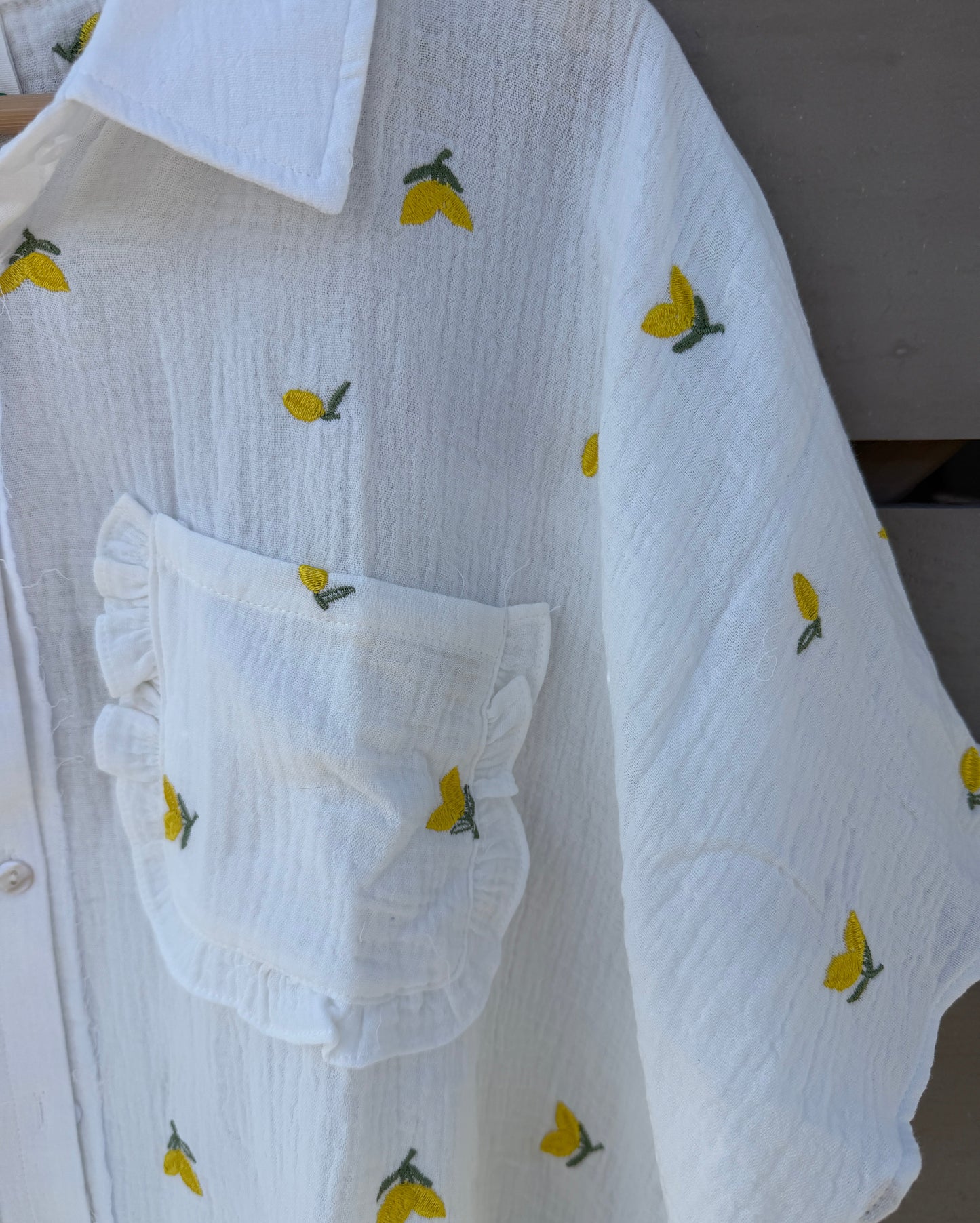 White gauze shirt with lemon accents